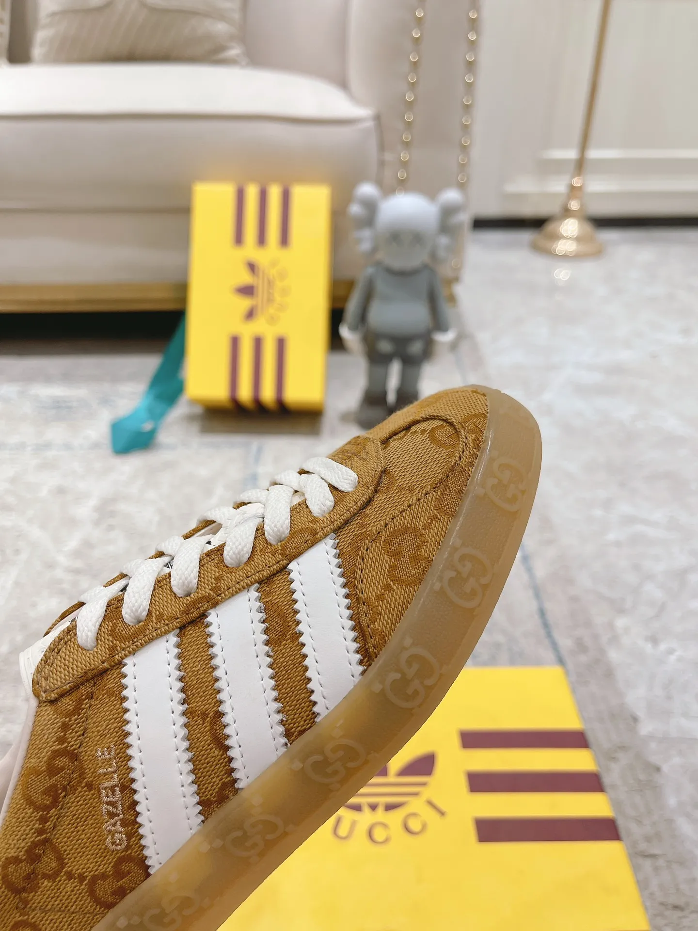 👟👟Ex-factory price 480👟👟 Gucci Adida S Gucci clover co-branded Italian 2022 Fashion Week catwalk model Dexun shoes casual shoes exclusive first release #Correct splicing co-branded shoe box with shoelaces included Synchronous counter #Gucci/Adida splicing cloth dust bag #Integration of two luxury brand elements T👟👟Ex-factory price U soft bottom The original version is the same. Size: 35-40 for women and 39-45 for men.